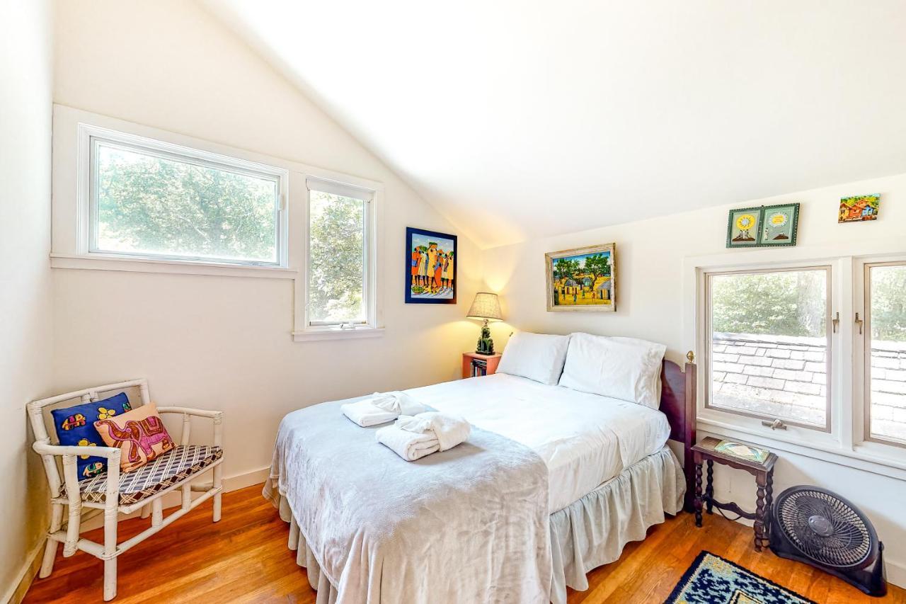 Hillside Oak Villa Chilmark Екстериор снимка